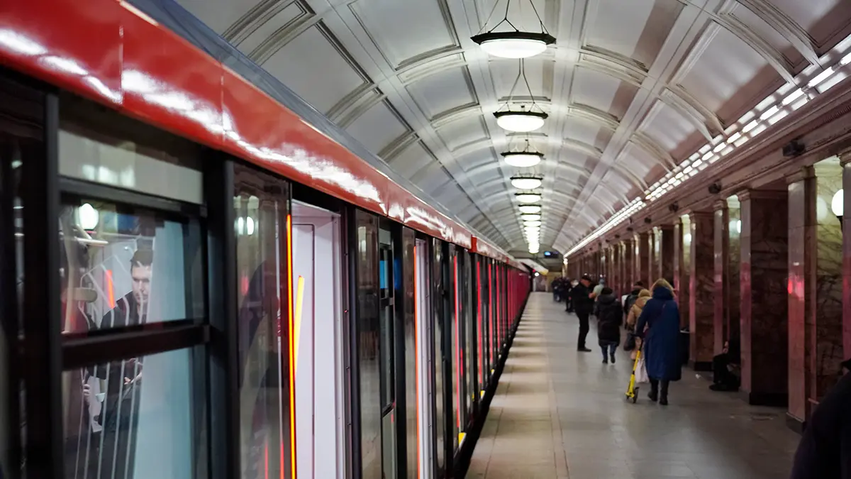 Пассажир, упавший на рельсы на станции московского метро «Белорусская», скончался